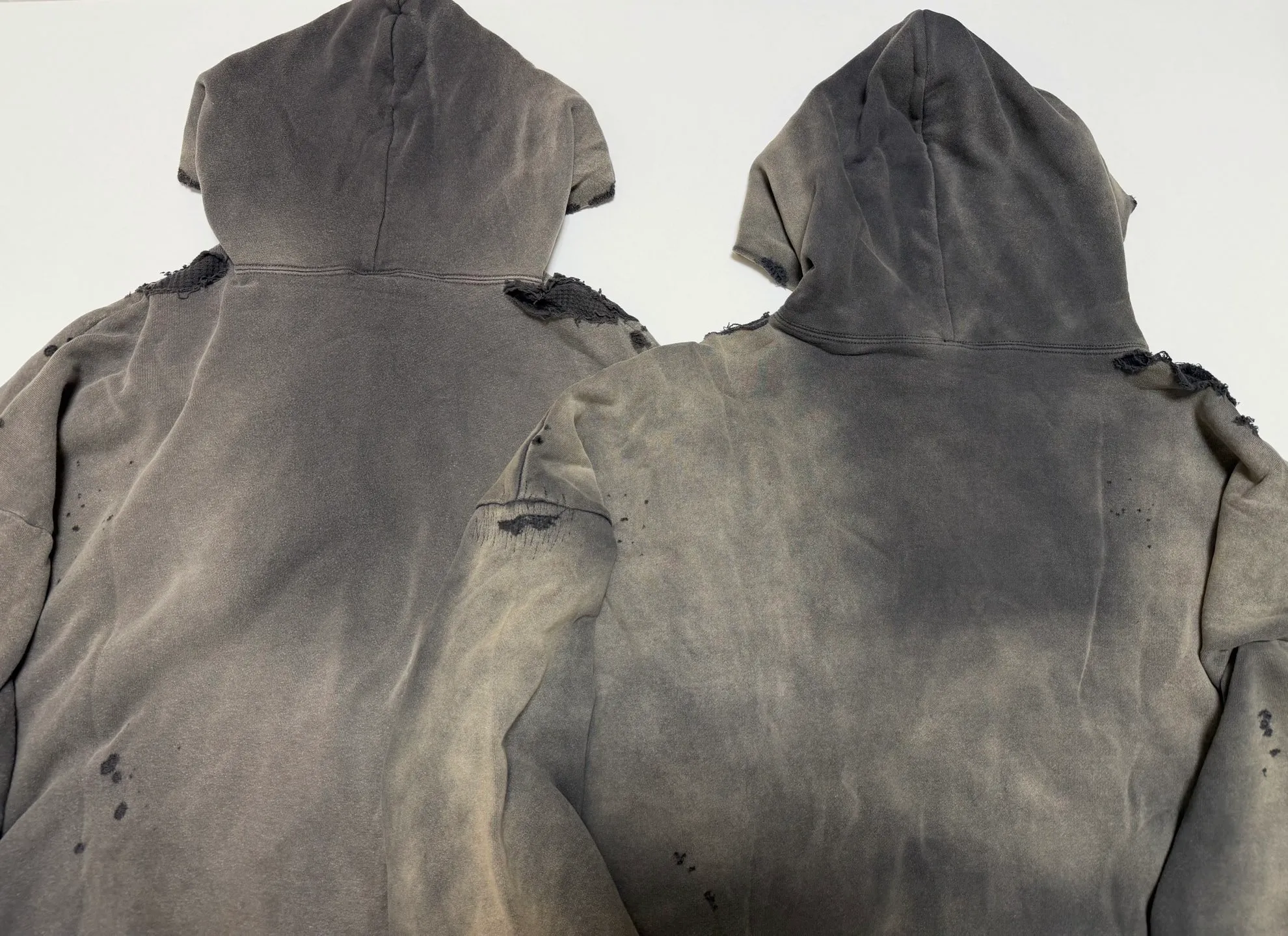 Pre-partum pattern SAINT Mxxxxxx DBL FACE ZIP UP HOODIE/CHARCOAL Double-layer destroyed waffle zipper jacket, washed black S-XL, a style that has been used in the summer. After continuous fine polishing, it is finally shipped. The finished product is simply a work of art. Super heavy washing and distressing. Multiple horse water fading. Excessive hand-made wormhole destruction processing. Deconstruction and reorganization embroidery technology. Custom-made zipper with LOGO. The color details of the zipper webbing are also correct. Original grade fruit main label and wash water label. Top purchasing grade. A layer of waffle fabric is added to the inner lining to make the overall texture stronger and increase the comfort and warmth of the wearer.